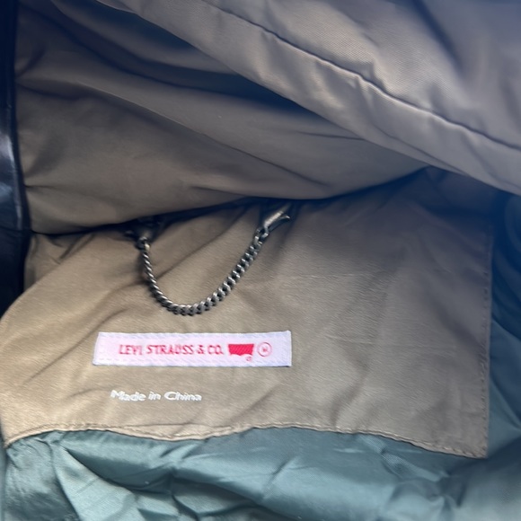 Levi’s Puffer Snow Jacket in Khaki Brown with Detachable Hood & Pockets - Picture 11 of 11